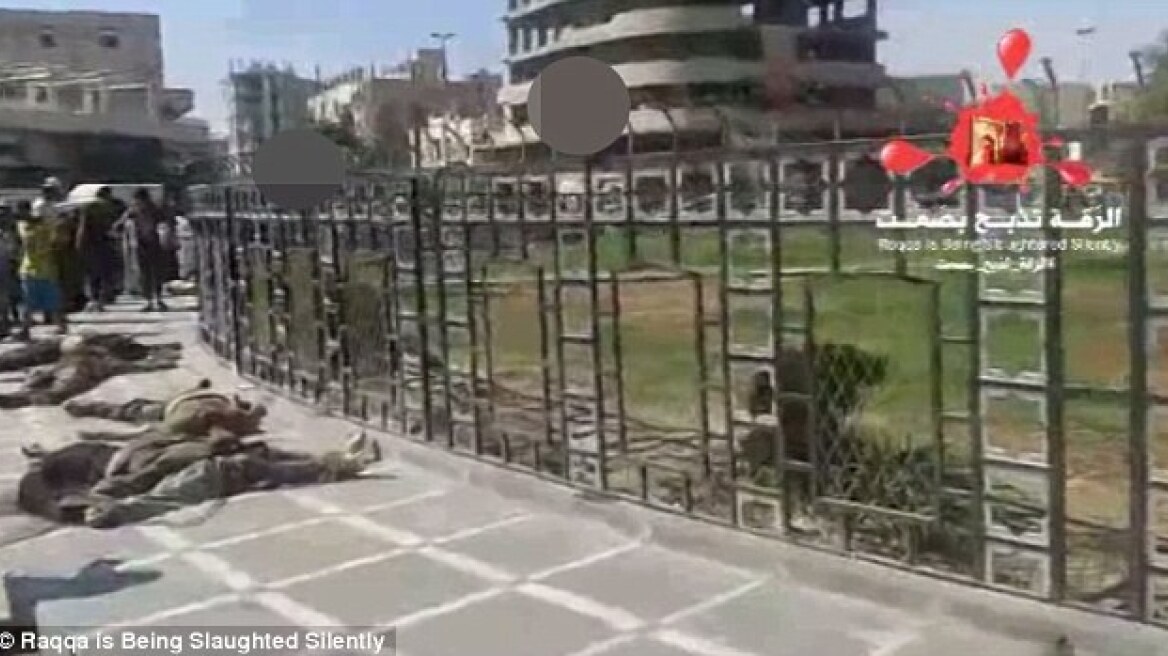 Φρίκη: Γυναίκες και παιδιά περπατούν ανάμεσα στα αποκεφαλισμένα πτώματα Σύρων στρατιωτών