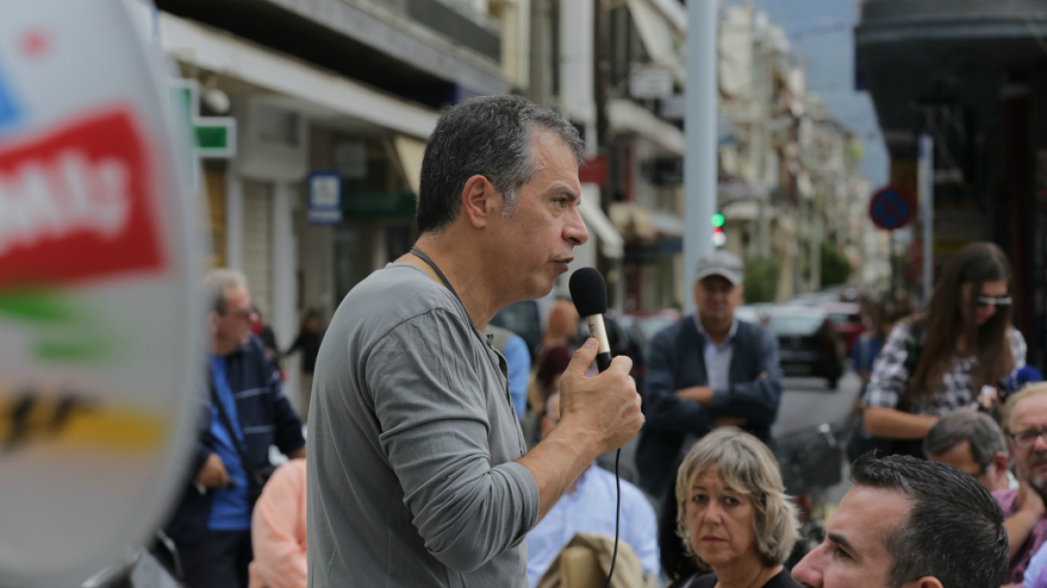 Θεοδωράκης: Δεν θέλουμε η Ελλάδα να ζει σε κομματικό ζυγό