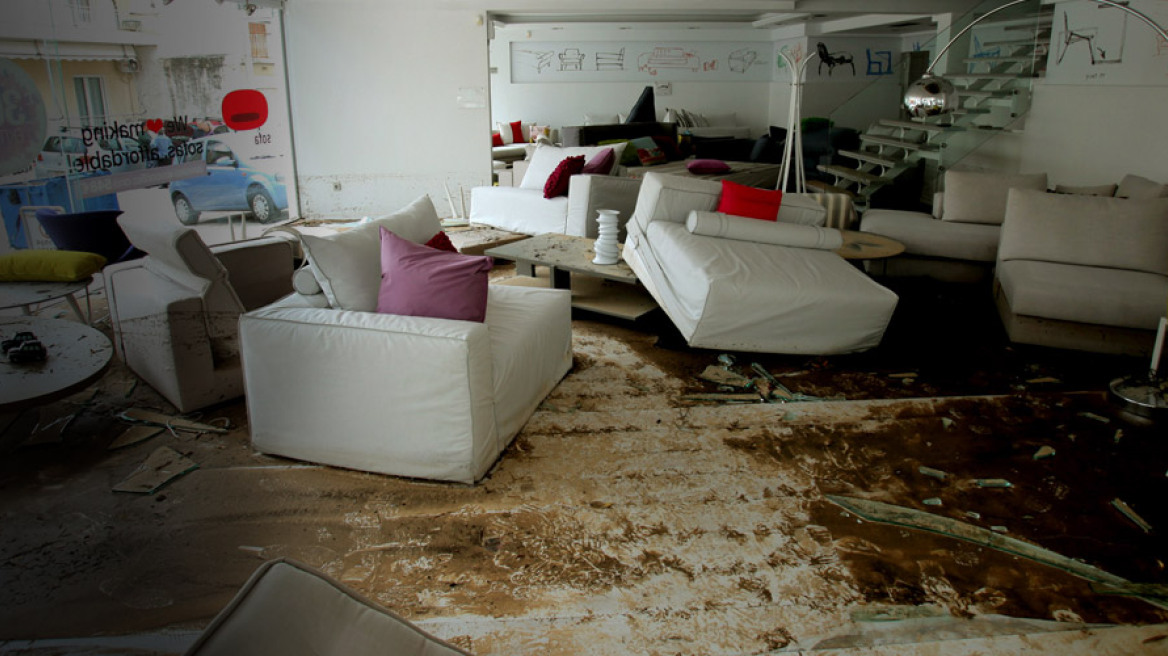 Πλημμύρισαν 555 σπίτια και καταστήματα στα δυτικά προάστια