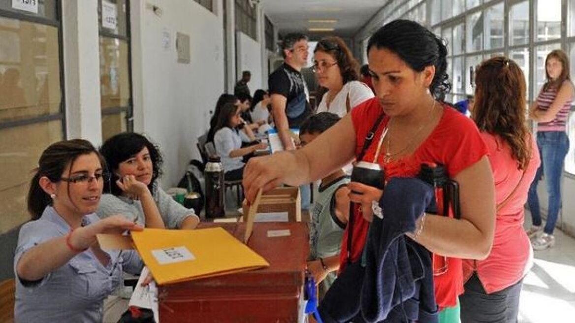Ουρουγουάη: Ο 74χρονος σοσιαλιστής και ο 41χρονος συντηρητικός θα δώσουν τη μάχη στο β' γύρο
