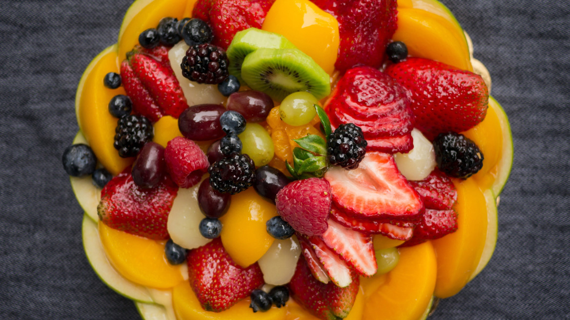 Τάρτα με κρέμα πατισερί και φρούτα εποχής