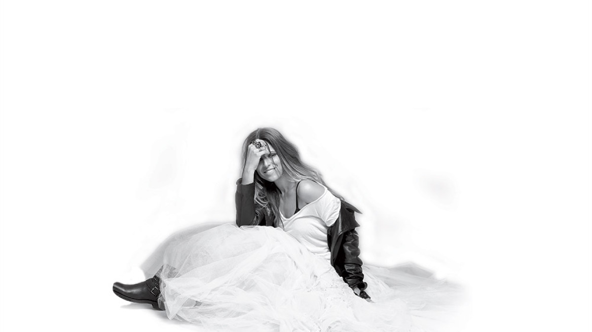 Αngelika Dusk: Οι ποπ περιπέτειες της κόρης του Δασκαλόπουλου