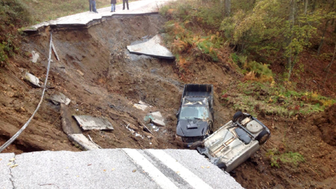 Χαλκιδική: Στα δύο κόπηκε ο δρόμος Βαρβάρας-Ολυμπιάδας (φωτογραφίες)