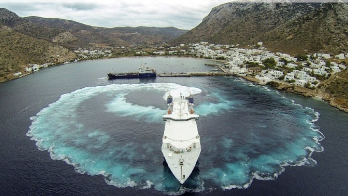 Σίφνος: Το πλοίο έφυγε από το λιμάνι με... πιρουέτα (βίντεο)