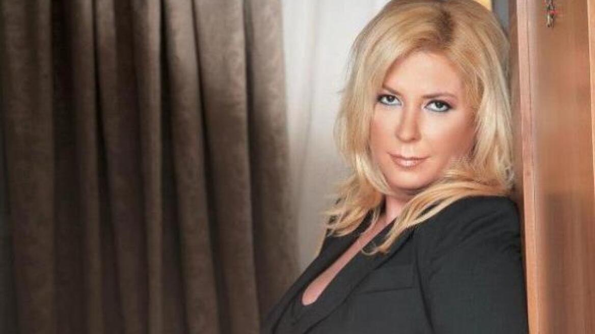 Η Δήμητρα Λιάνη μετακομίζει και γράφει βιβλίο για τον Ανδρέα 