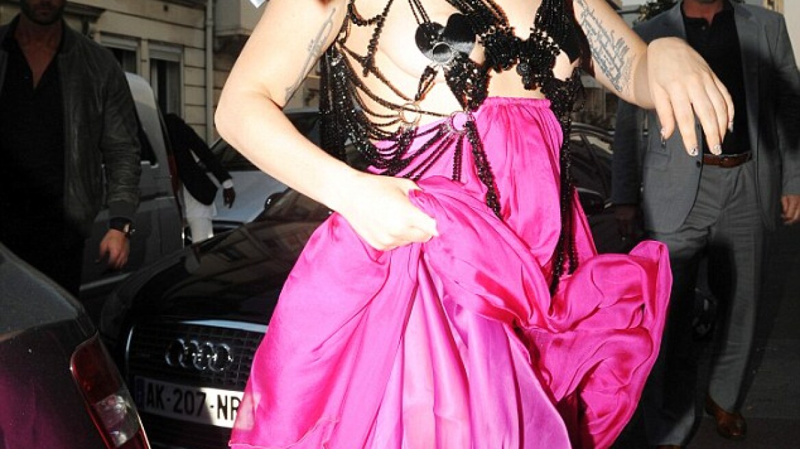 Lady Gaga: Εμφάνιση με το στήθος έξω