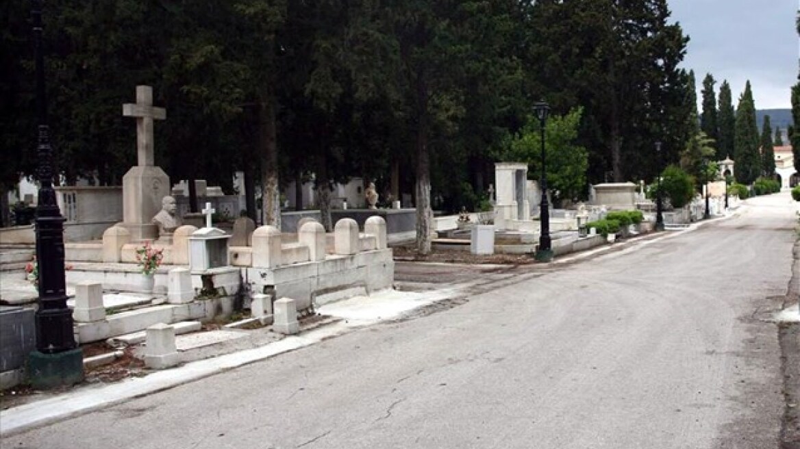 Σε μίνι «χωματερή» έχει μετατραπεί το νεκροταφείο Σχιστού