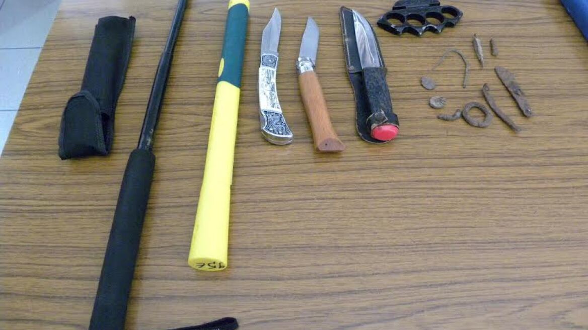 Τρίκαλα: Μετέφερε αρχαία αντικείμενα και οπλισμό