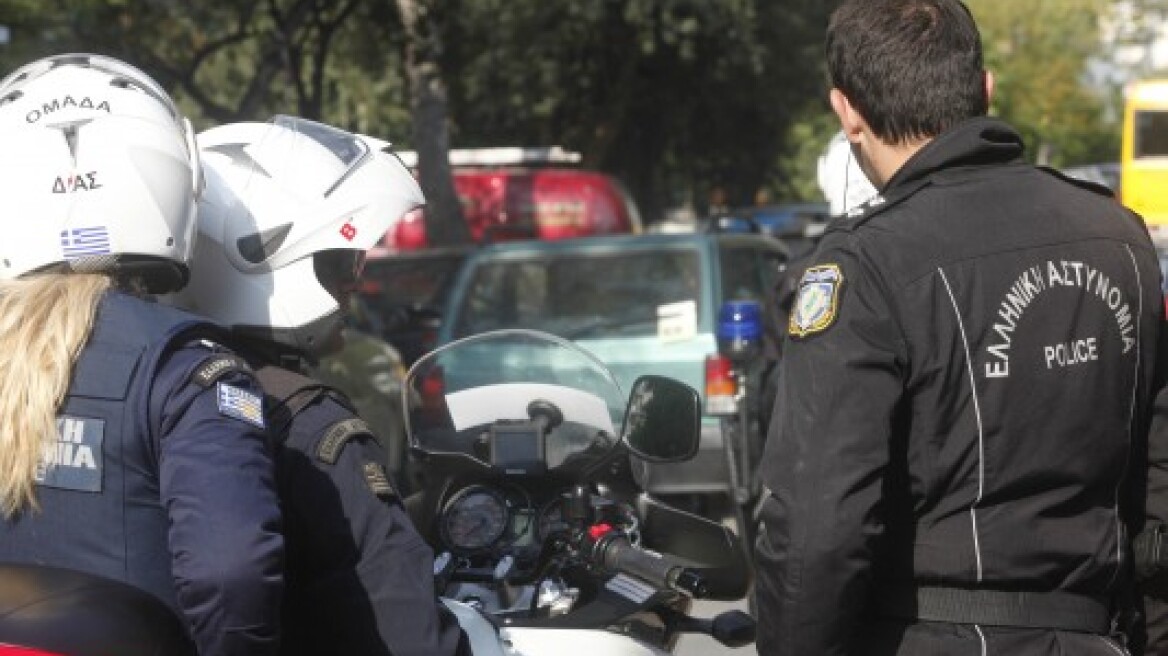 Λάρισα: Ένοπλος κυκλοφορούσε με κλεμμένο Ι.Χ. γεμάτο κλοπιμαία!