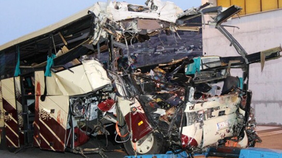 Αίγυπτος: 16 νεκροί από σύγκρουση σχολικού λεωφορείου με βυτιοφόρο 