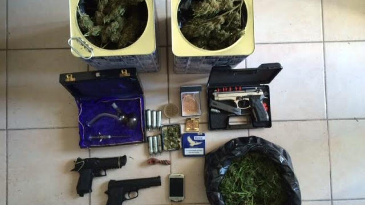 Μεγάλες ποσότητες από χασίς, όπλα και κροτίδες στη Βόνιτσα