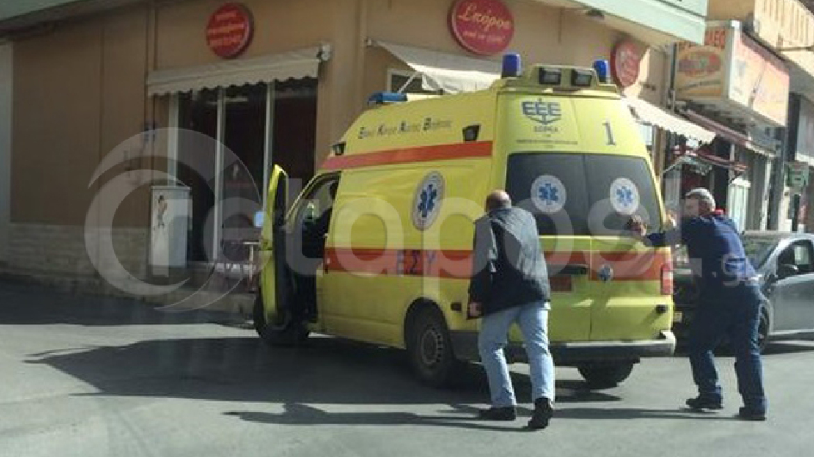 Κρήτη: Ασθενοφόρο έμεινε στον δρόμο και το... έσπρωχναν οι διασώστες 