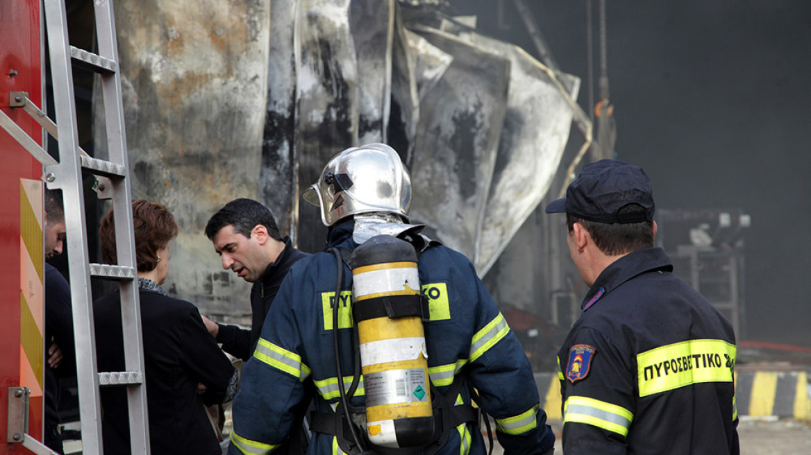 Καταστράφηκαν ολοσχερώς δύο αποθήκες από πυρκαγιά 