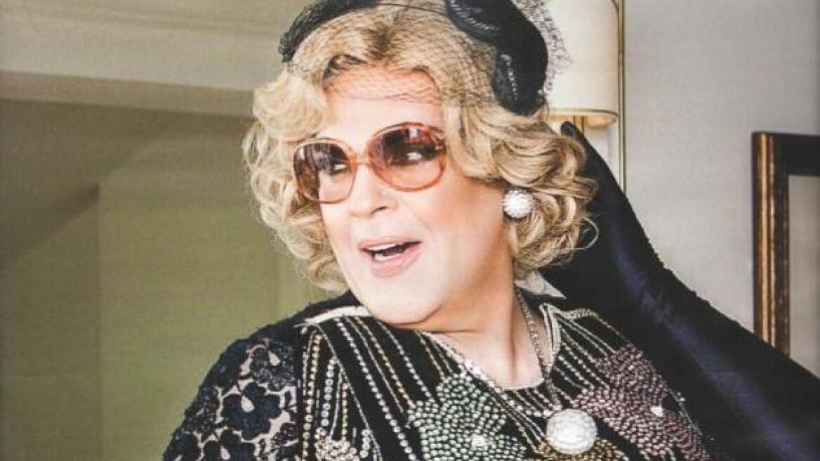 Ο Αντώνης Λουδάρος με ξανθιά περούκα