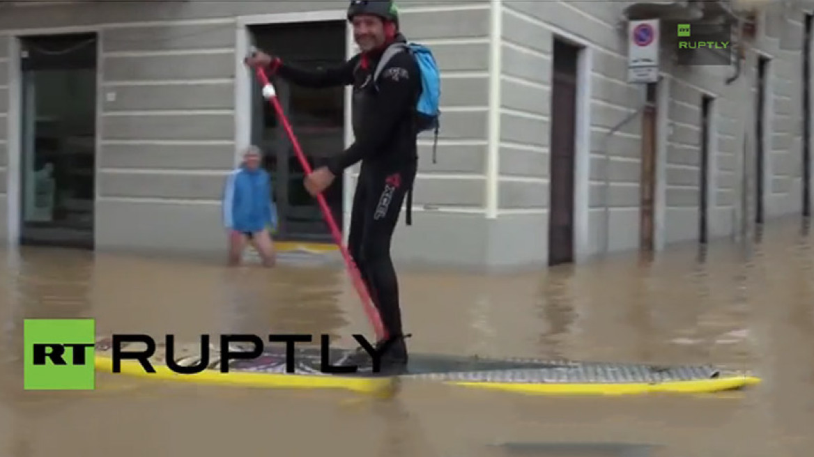 Ιταλία: Με σανίδες του σερφ κυκλοφορούν στους πλημμυρισμένους δρόμους