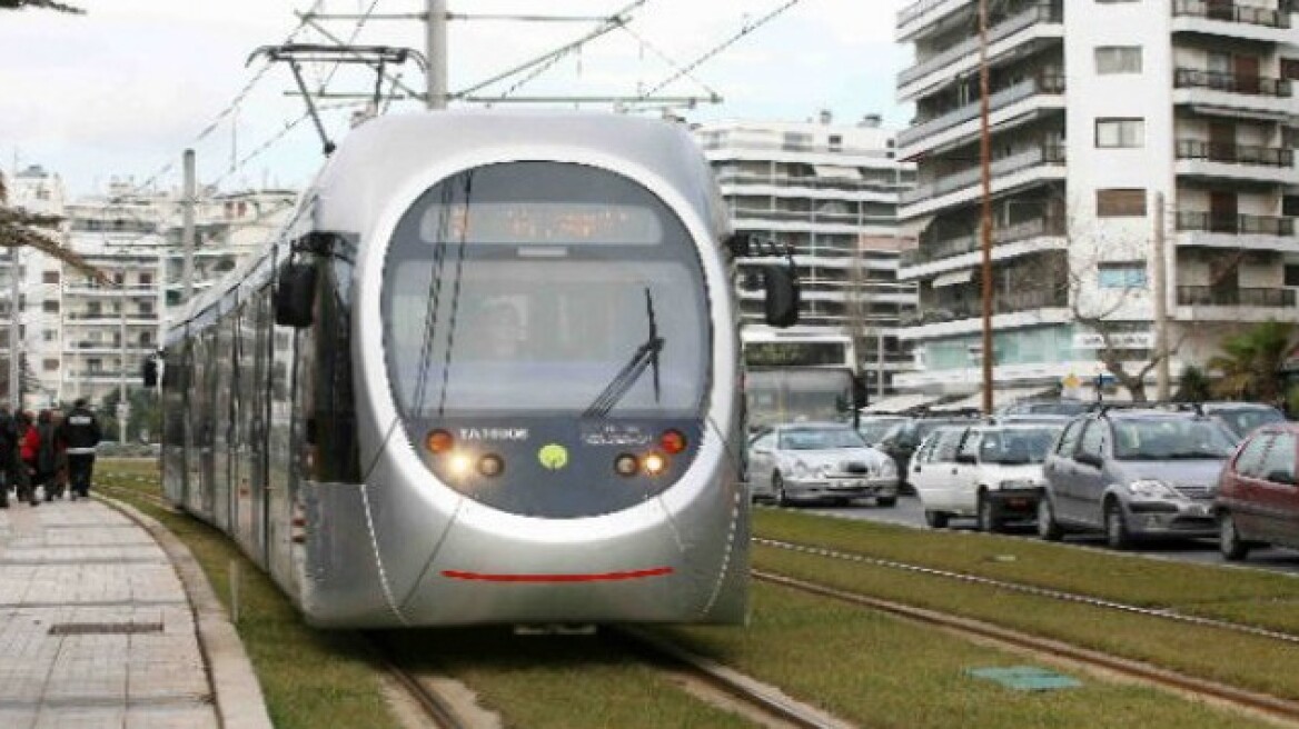 Σύγκρουση τραμ με Ι.Χ. στην Αρδηττού 