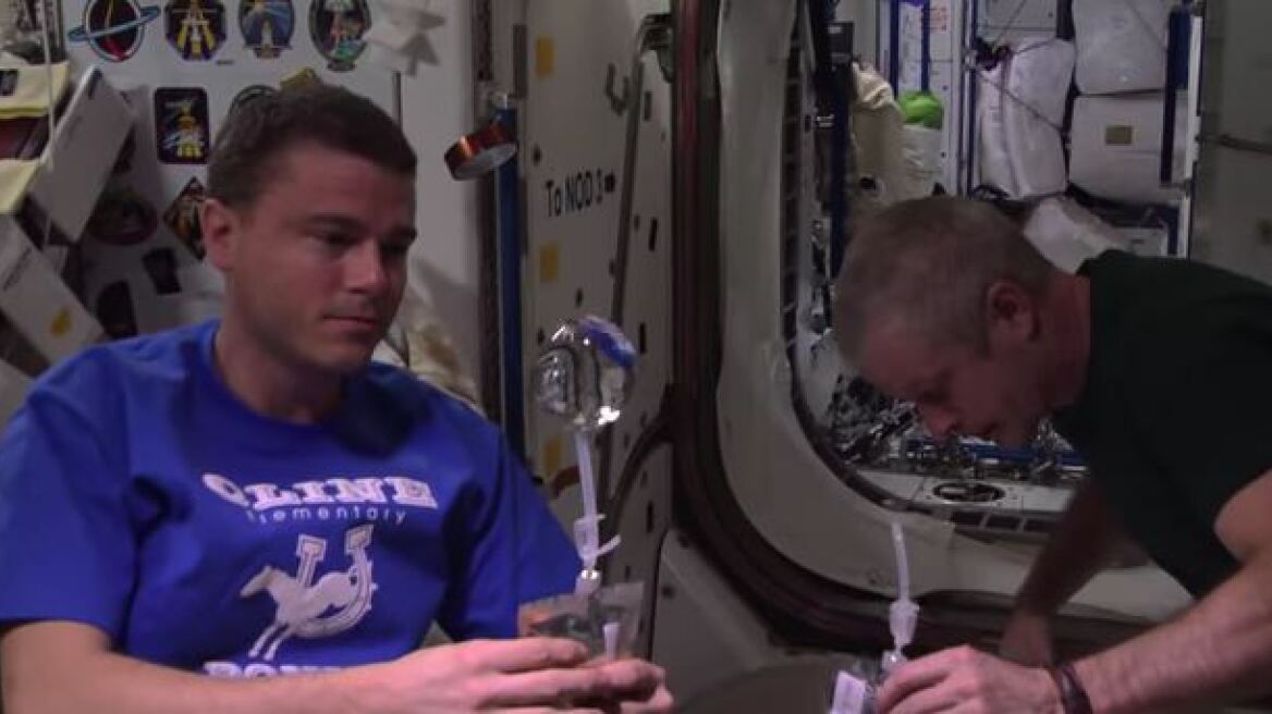 Βίντεο: Τι συμβαίνει όταν φτιάχνεις μια φούσκα στο διάστημα;