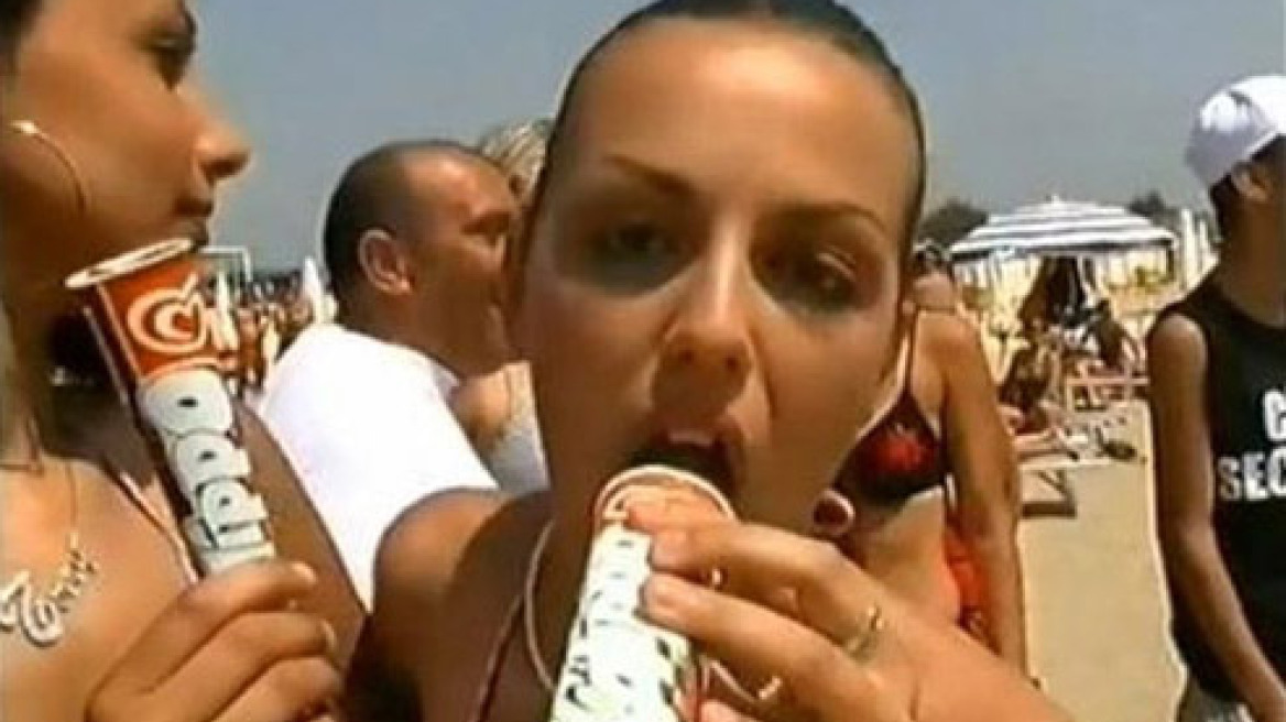 Οι Ιταλοί γλείφουν παγωτό χωνάκι σε συμπαράσταση της υπουργού τους 