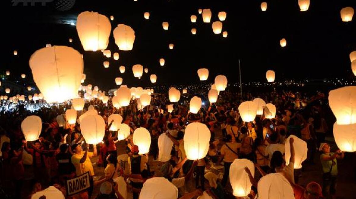 Φιλιππίνες: Άφησαν φαναράκια στη μνήμη των θυμάτων του τυφώνα Χαϊγιάν