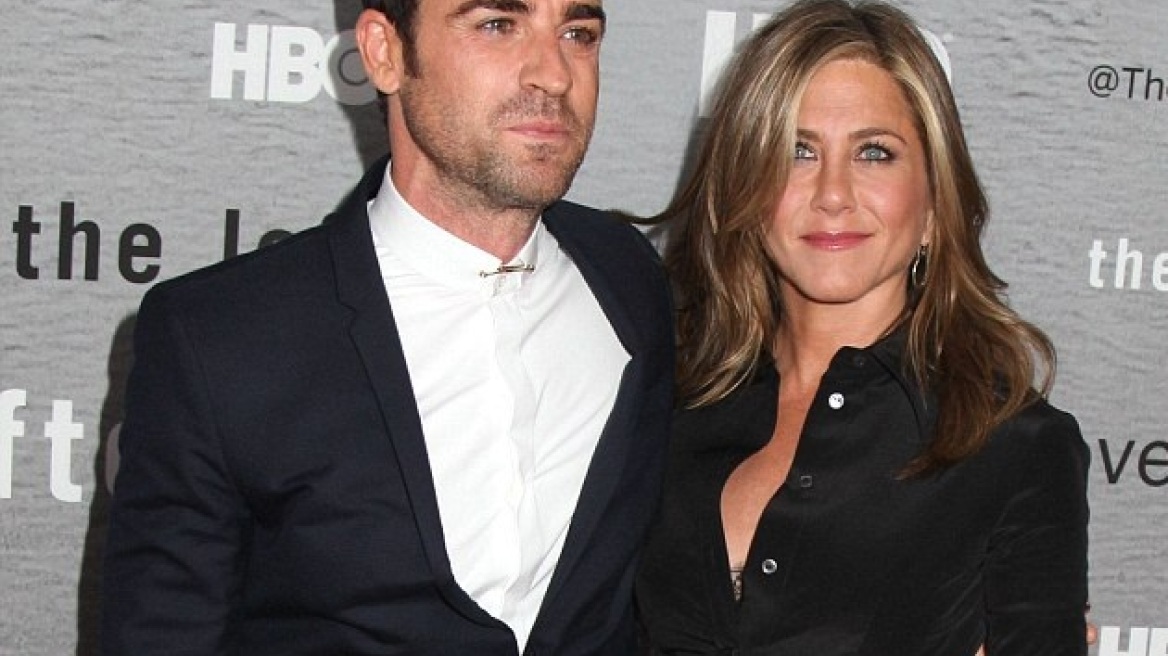 Η Jennifer Aniston δείχνει το οκτώ καρατίων μονόπετρό της!