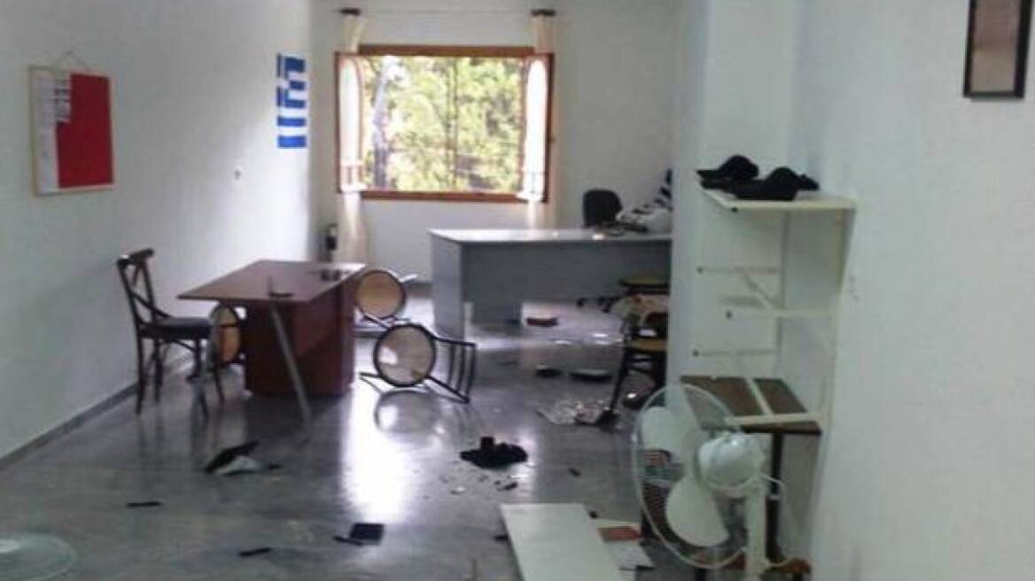 Ζημιές στα γραφεία της Χρυσής Αυγής στη Μυτιλήνη