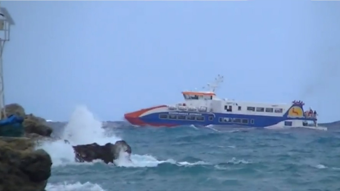 Δείτε βίντεο: Εφιαλτικό ταξίδι για δεκάδες επιβάτες πλοίου