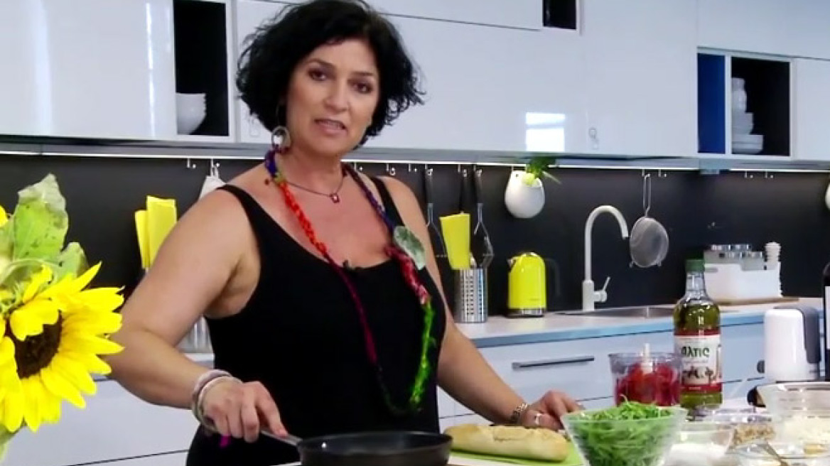 Ντιπ κόκκινης πιπεριάς στη σαλάτα και στο σάντουιτς