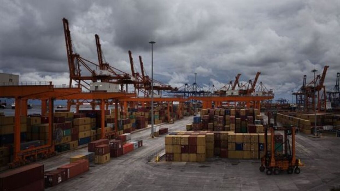 «Παγώνει» επένδυση 230 εκατ. ευρώ της COSCO στον Πειραιά