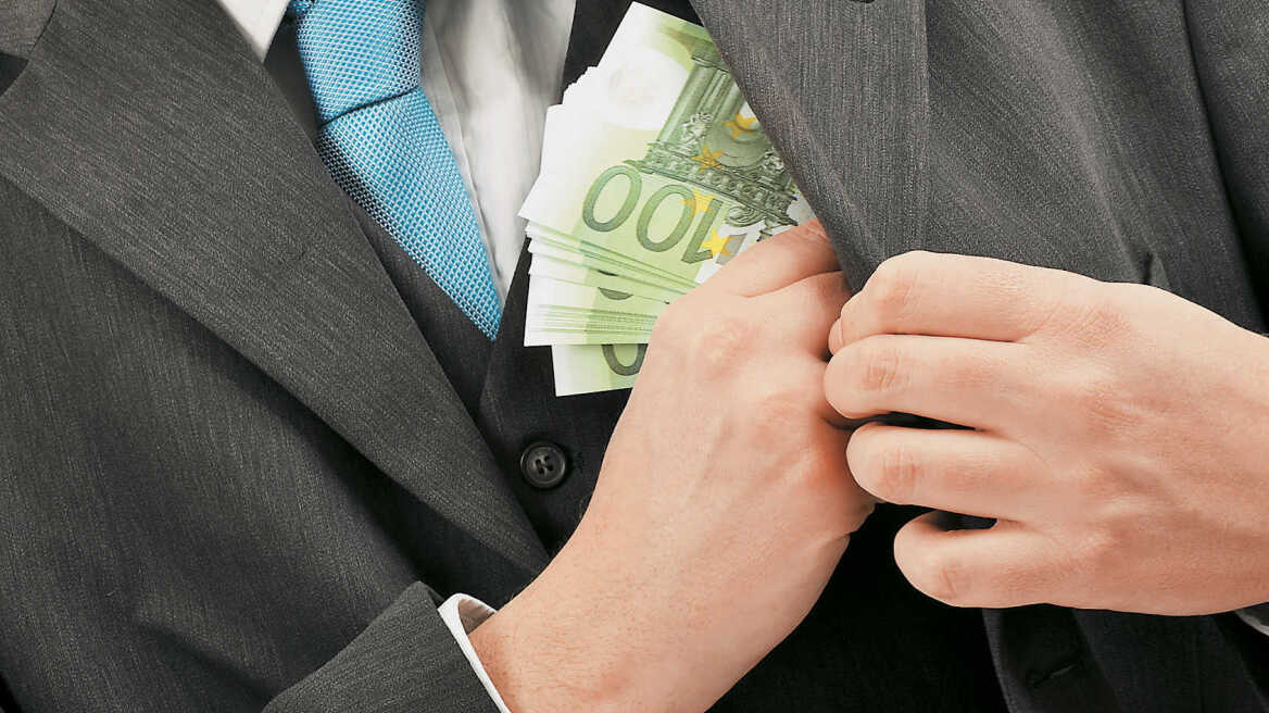 Νέα κομπίνα με προμήθειες εκατομμυρίων ευρώ 