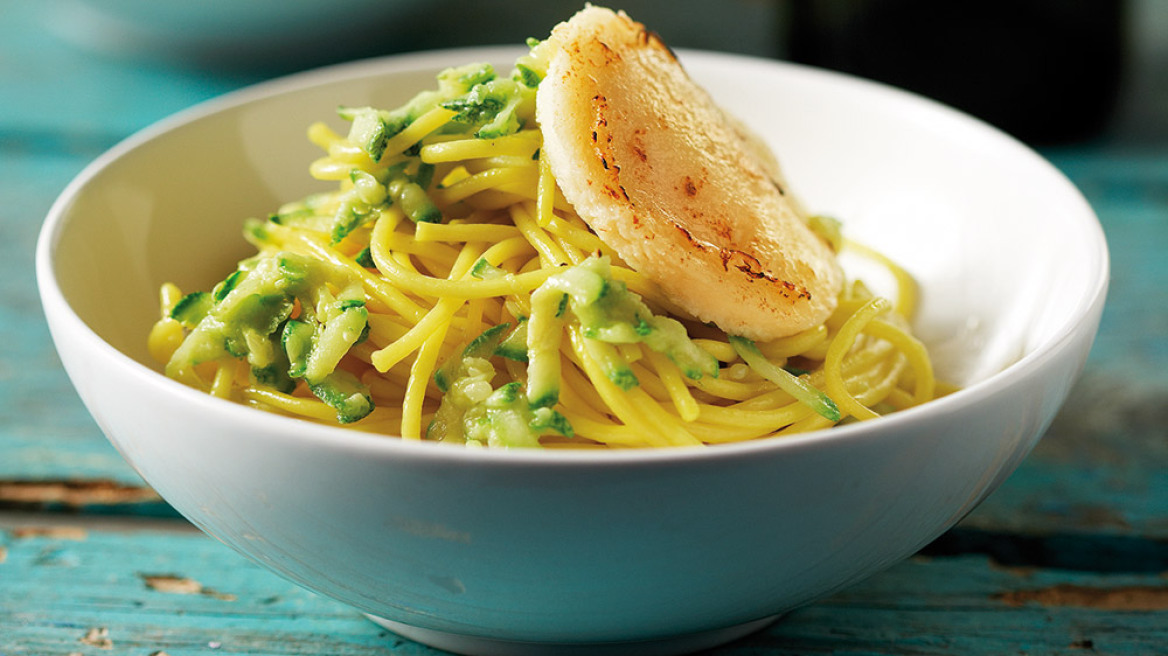 Σπαγγέτο με κολοκυθάκια, σαφράν και σαγανάκι φορμαέλας