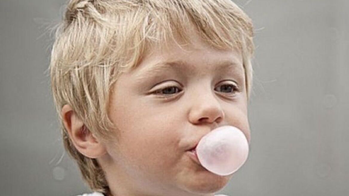 Το παιδί μου κατάπιε τσίχλα! Τι να κάνω;