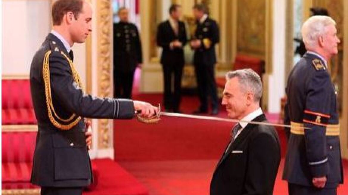 Ο πρίγκιπας Γουίλιαμ έχρισε ιππότη τον Ντάνιελ Ντέι Λιούις