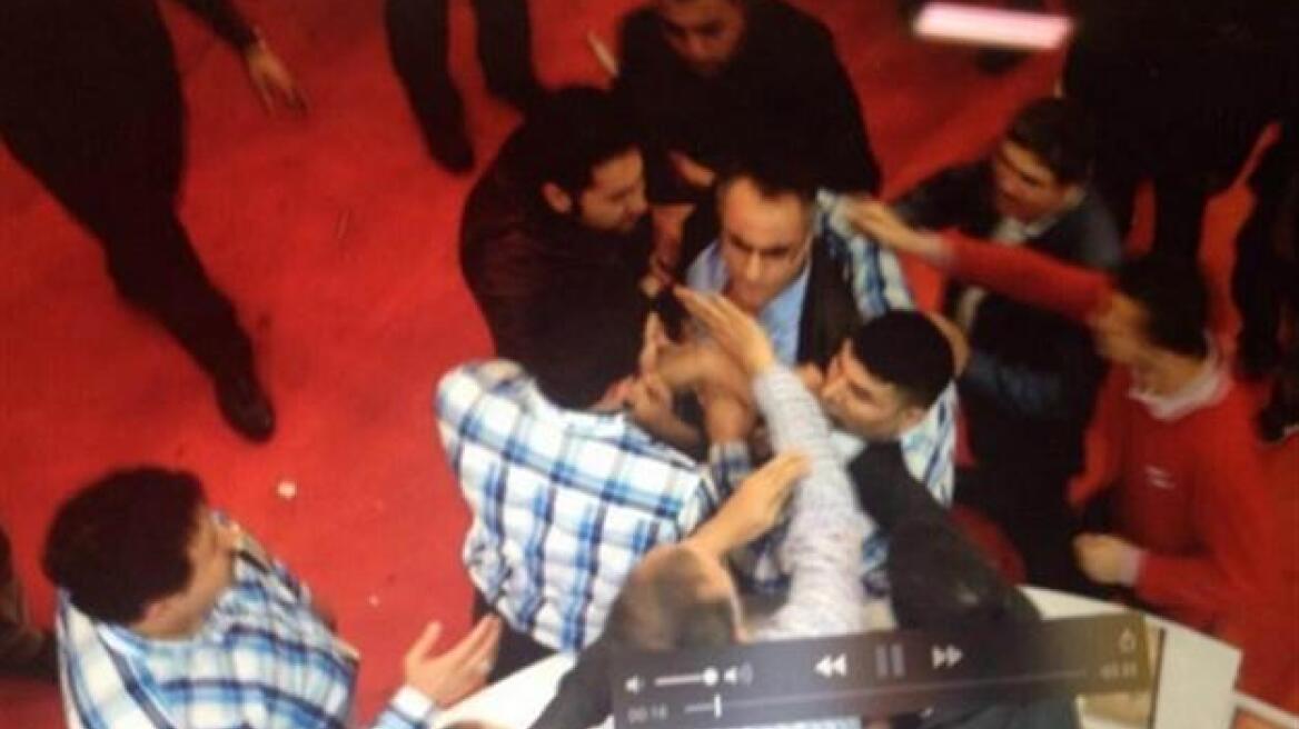 Αρχισυντάκτης χαστουκίζει ρεπόρτερ σε έκθεση βιβλίου!