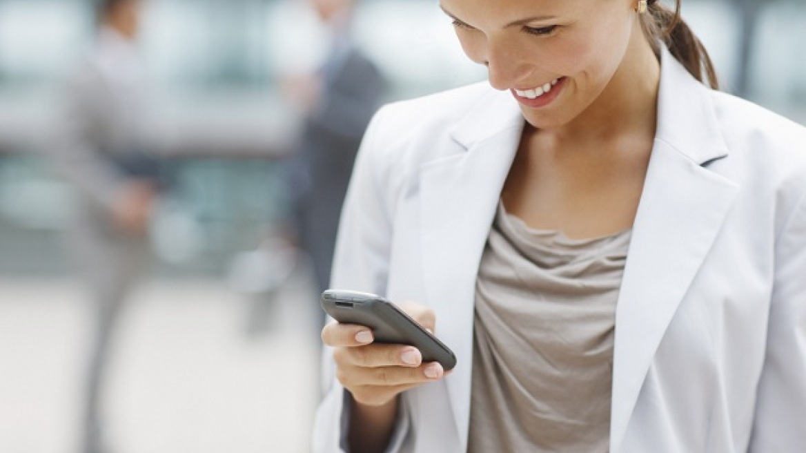 Φανατικοί χρήστες των κινητών τηλεφώνων οι Έλληνες