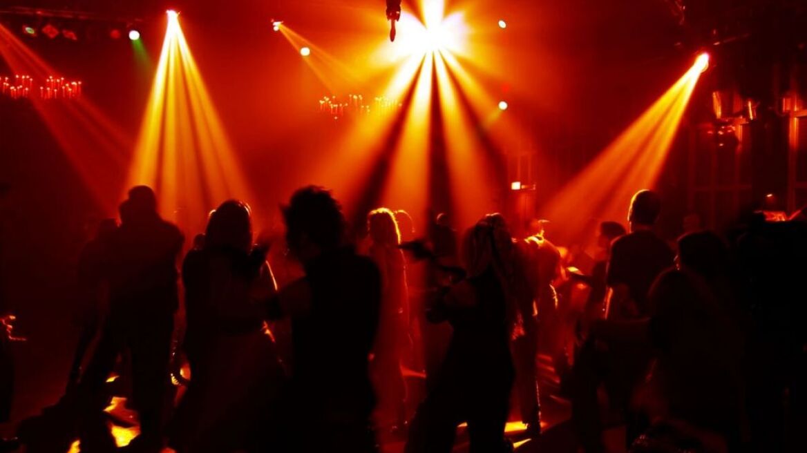 Χόρευε και... γκρέμισε την οροφή στα κεφάλια τους!