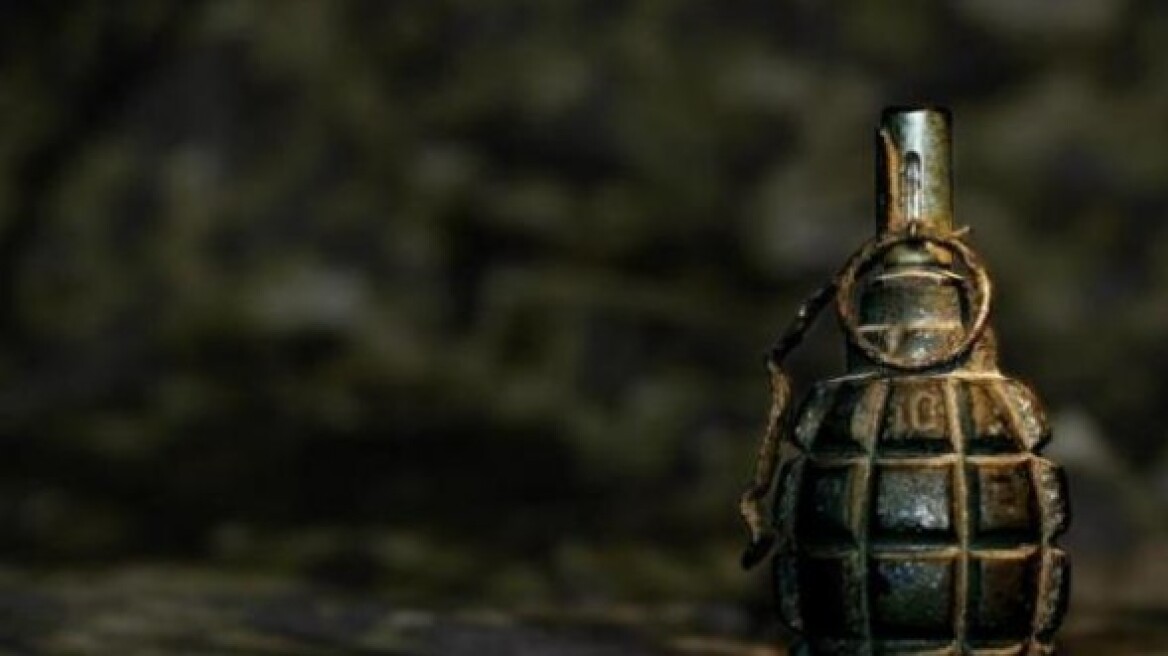 Καθάριζε ένα μπαούλο και βρήκε χειροβομβίδα!