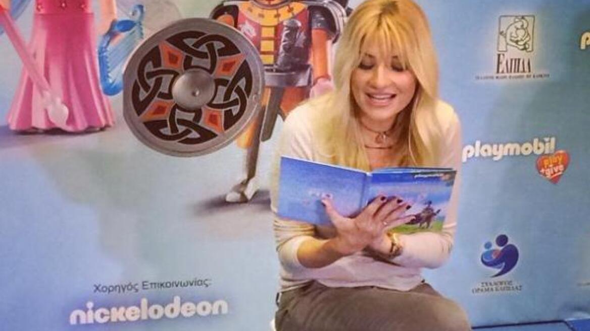 Η Φαίη Σκορδά διαβάζει παραμύθια