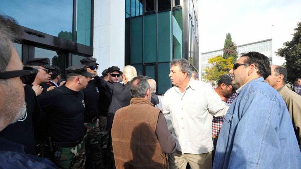 Αποδοκιμασίες και ένταση στη ΓΣ της Τράπεζας Κύπρου