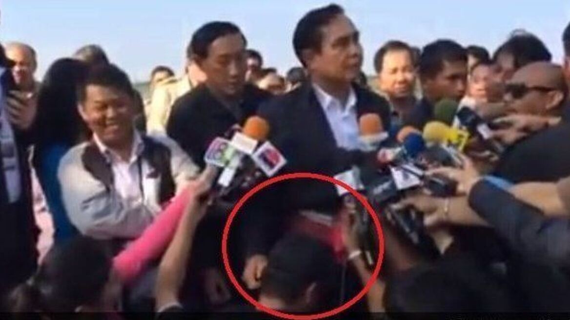 Ταϊλάνδη: Ο πρωθυπουργός τράβηξε το αυτί δημοσιογράφου! 