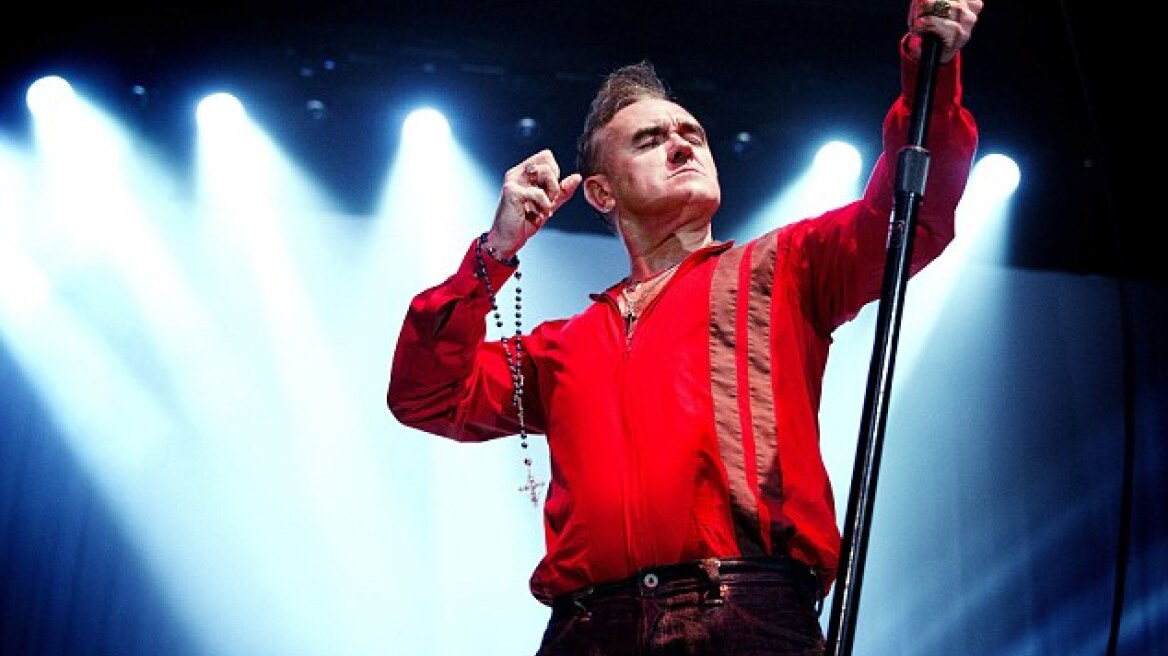 Morissey: Αποχώρησε από τη σκηνή μετά από χλευαστικά σχόλια θεατή για τον καρκίνο!