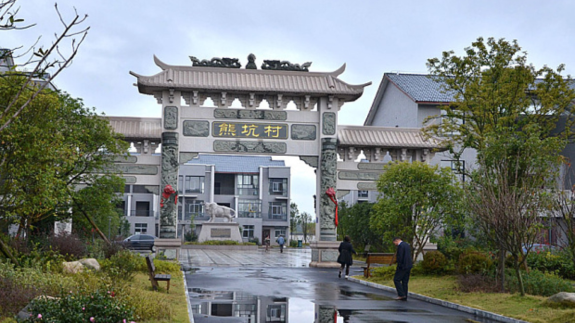 Πάμπλουτος Κινέζος έχτισε πολυτελή σπίτια για όλους τους συγχωριανούς του