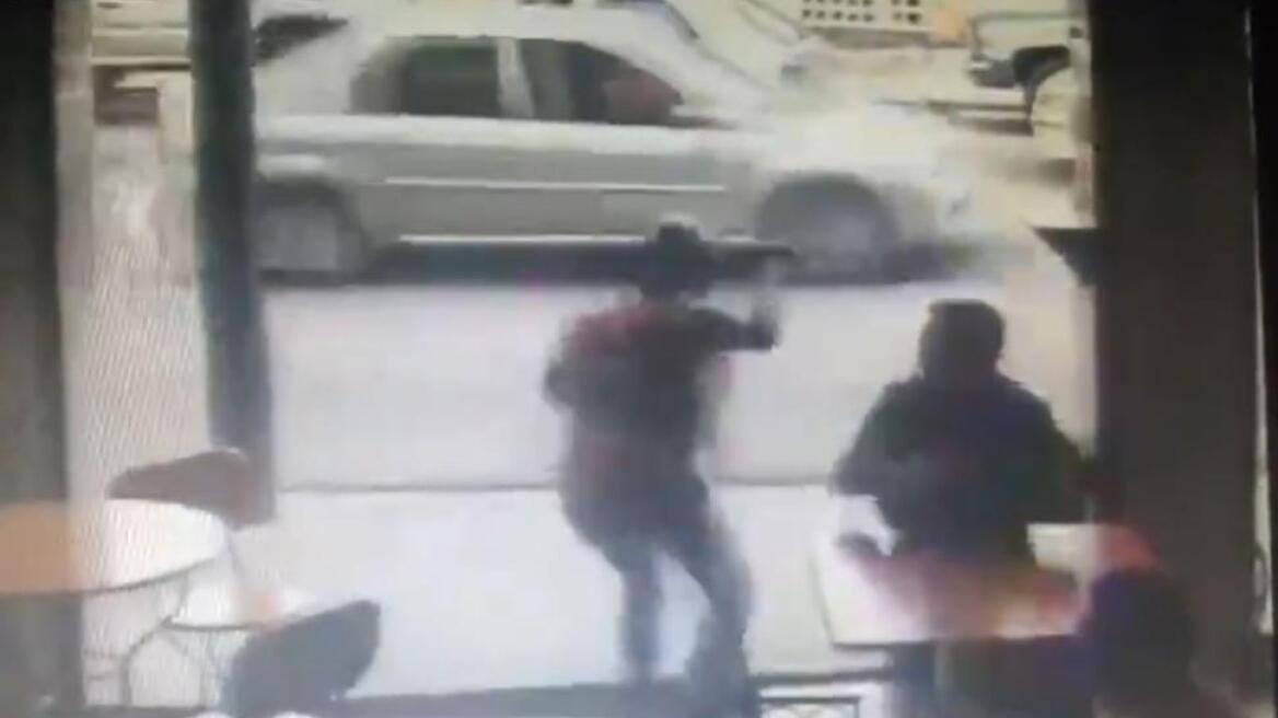 Βίντεο: Κλέφτης πορτοφολιού πέφτει πάνω σε αυτοκίνητο!