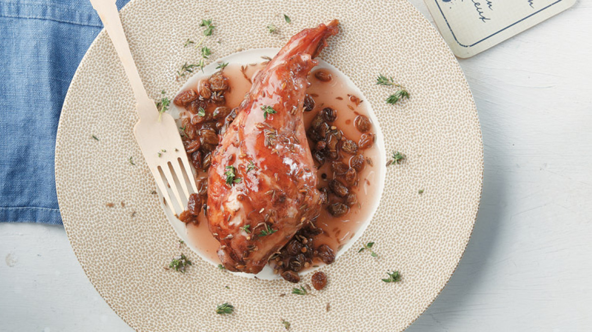 Κουνέλι με μαυροδάφνη και σταφίδες