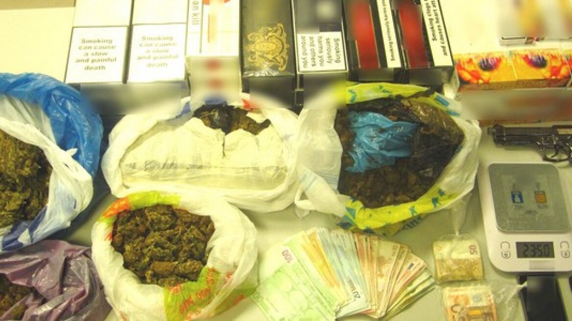 Λάρισα: Αδέλφια είχαν χασίς, όπλα, λαθραία τσιγάρα και πλαστά ευρώ