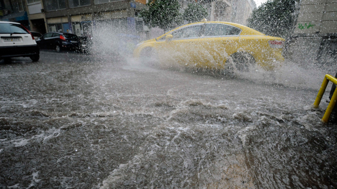 Σε κλοιό κακοκαιρίας η χώρα - Πού θα «χτυπήσουν» τα έντονα καιρικά φαινόμενα