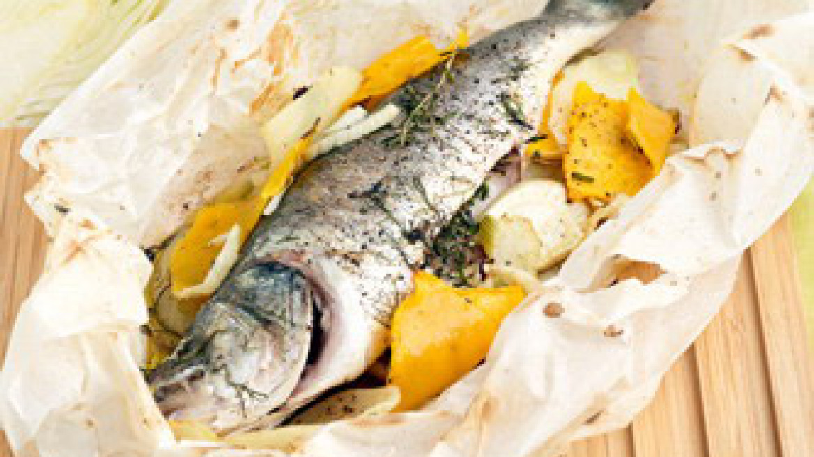 Λαβράκια στο χαρτί σε στρώμα χειμωνιάτικων λαχανικών