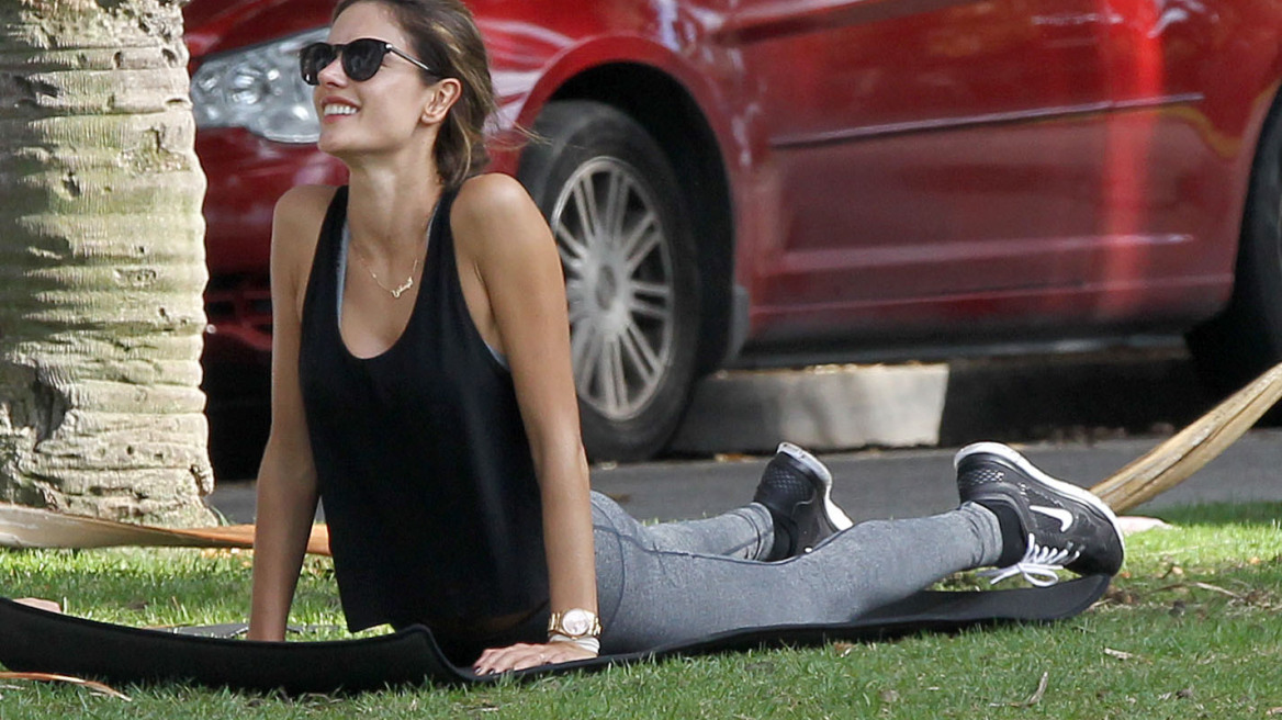 Alessandra Ambrosio: Δείτε τη να κάνει power yoga σε πάρκο στην Καλιφόρνια
