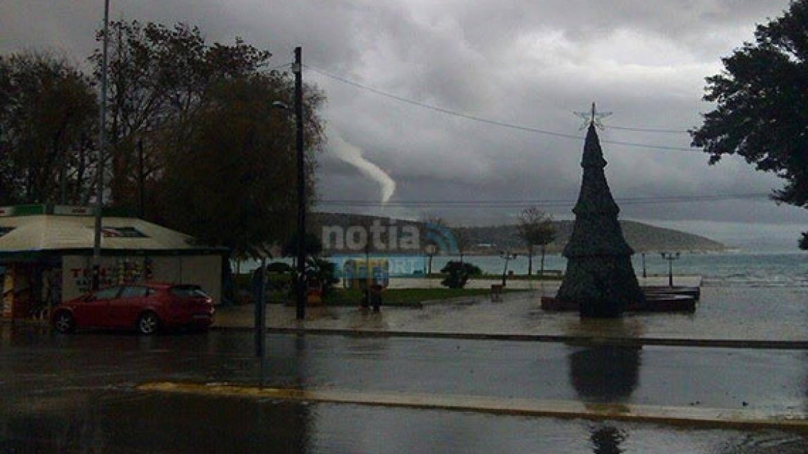 Τη Βάρκιζα «χτύπησε» ανεμοστρόβιλος!