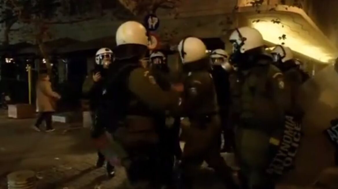 Έρευνα για τον αστυνομικό που φαίνεται να χτυπά συλληφθέντα