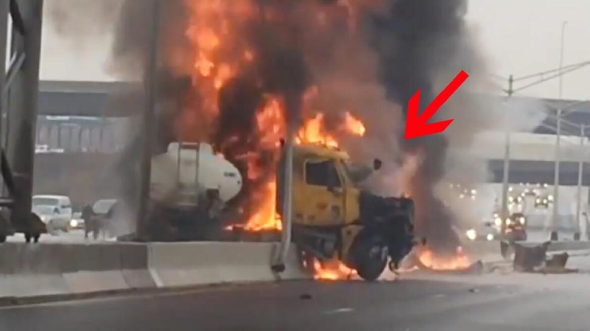 Βίντεο: Οδηγός «δραπετεύει» από το παρμπρίζ μέσα από φλεγόμενο φορτηγό